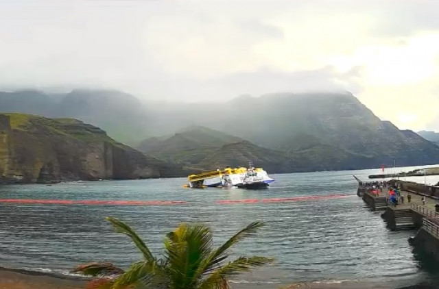 Fred Olsen Trabaja En Garantizar La Flotabilidad De Bentago Express Encallado En El Puerto De Agaete